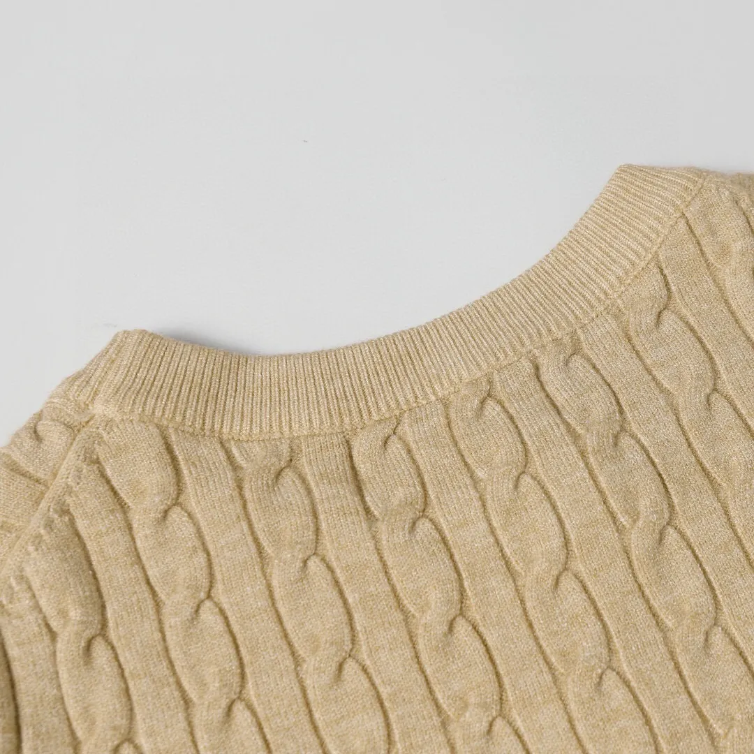 P186 Style No.: 601 -Ralph Lauren RL classic war horse logo embroidered pullover long-sleeved sweater on the chest -The item is made of custom-dyed and custom-spun yarn, purchased from the original version. A full set of customized accessories. Details determine success or failure. Heavy new autumn and winter product. High weight. Soft and delicate. The upper body effect is very nice. Loose fit. Women's model. -Color: white, gray, navy blue, red, khaki, blue, pink. -Sizes: S / M/ Ｌ S size 80-100 jins, M size 100-120 jins, Large size 120-135 jins